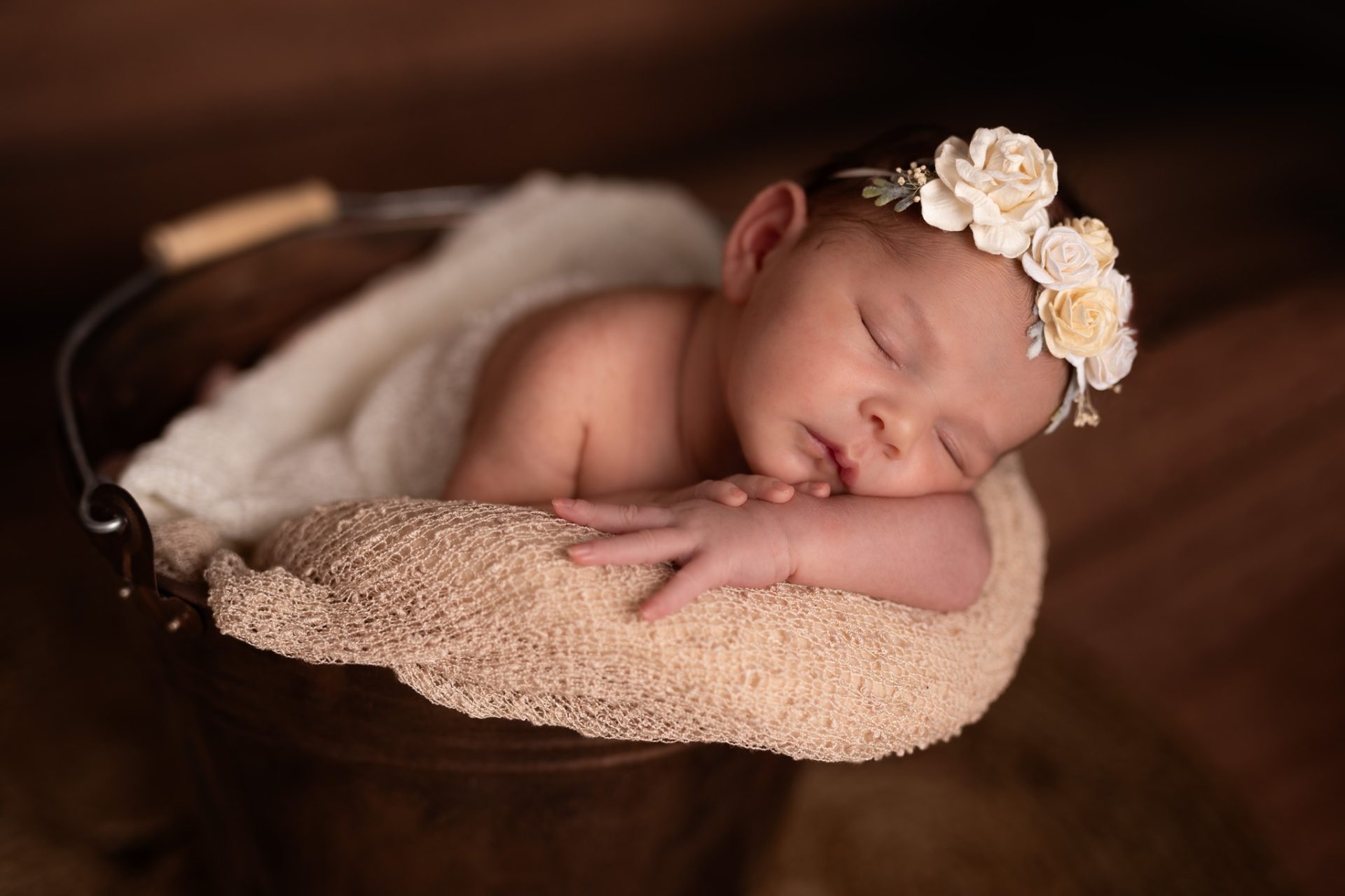bébé avec couronne de fleur blanche