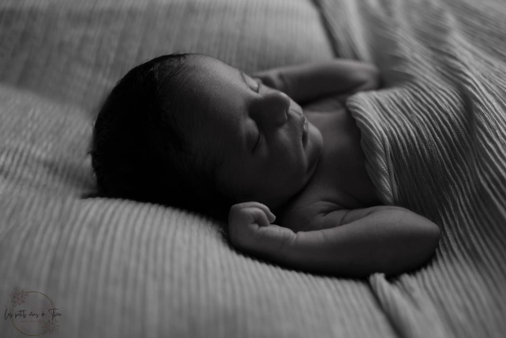 bébé endormi en noir et blanc