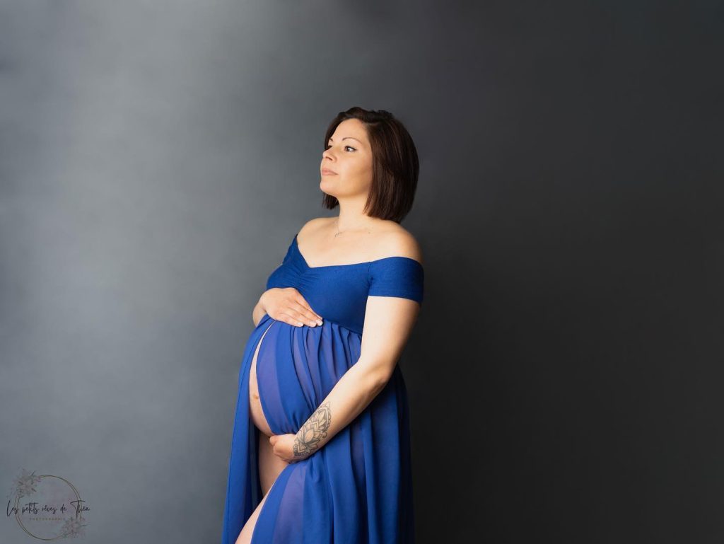 femme avec robe bleu