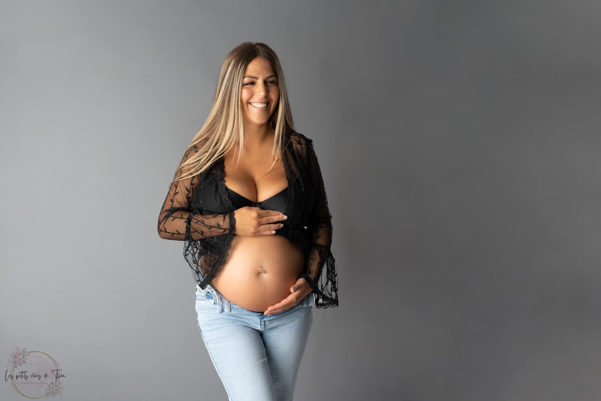 femme enceinte qui rigole