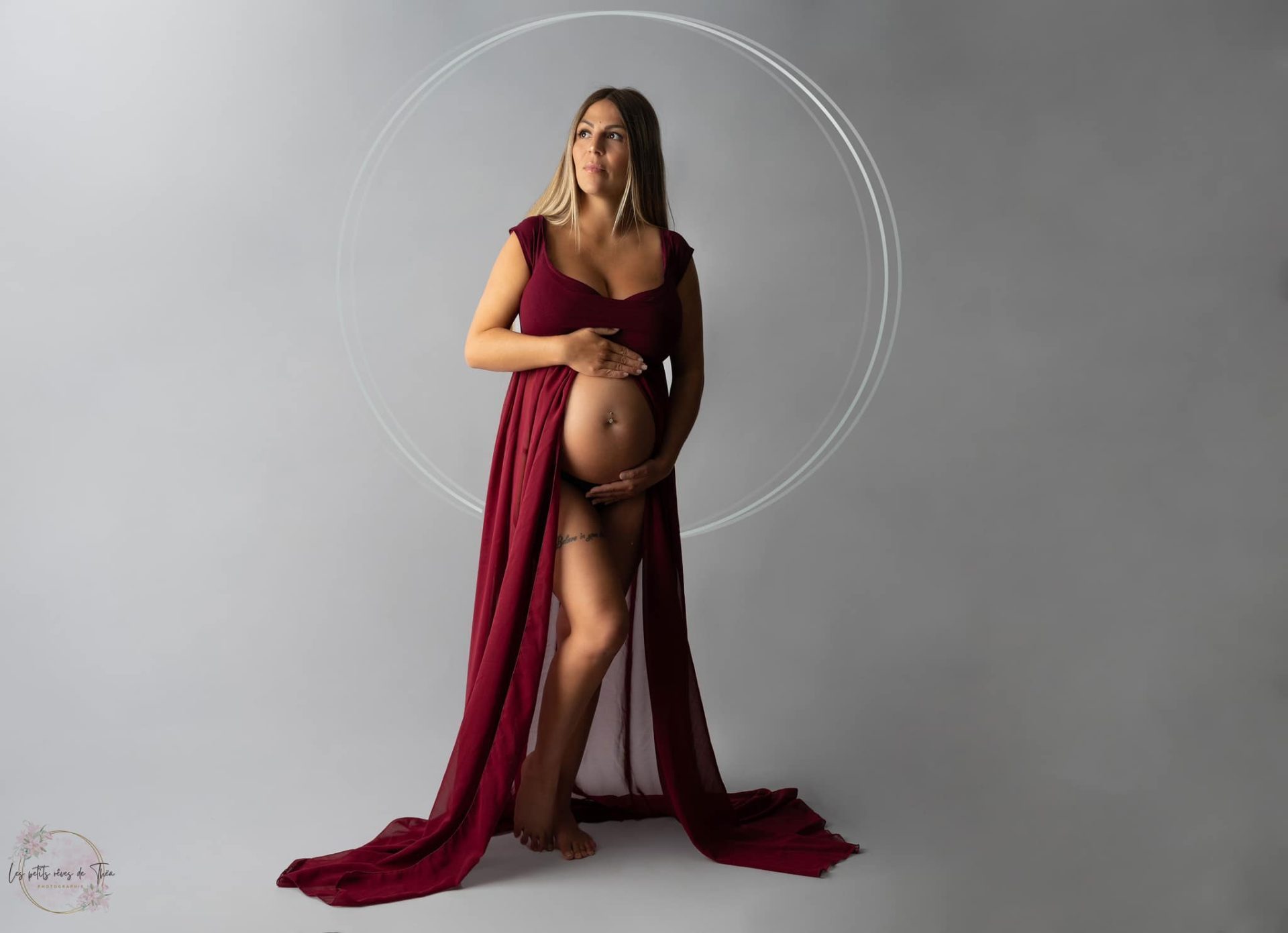 femme enceinte avec robe rouge