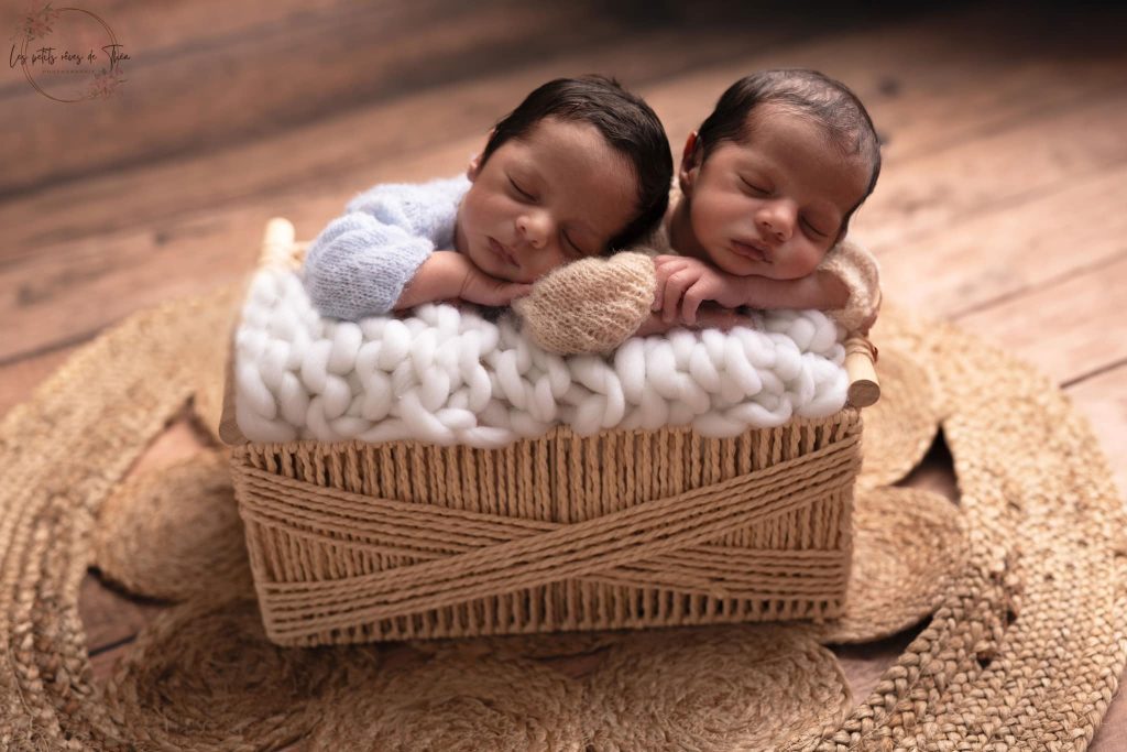 deux bébés sur panier