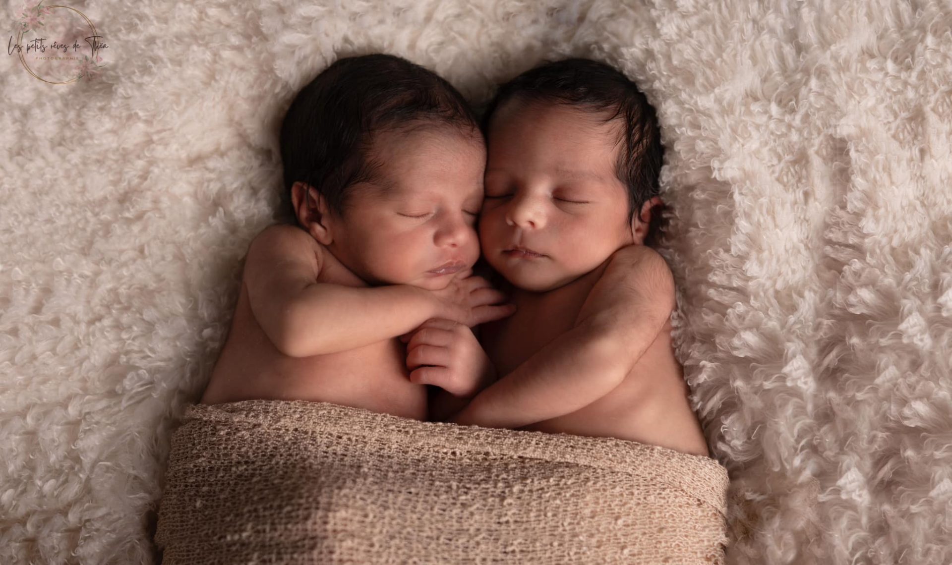 deux bébés qui dorment