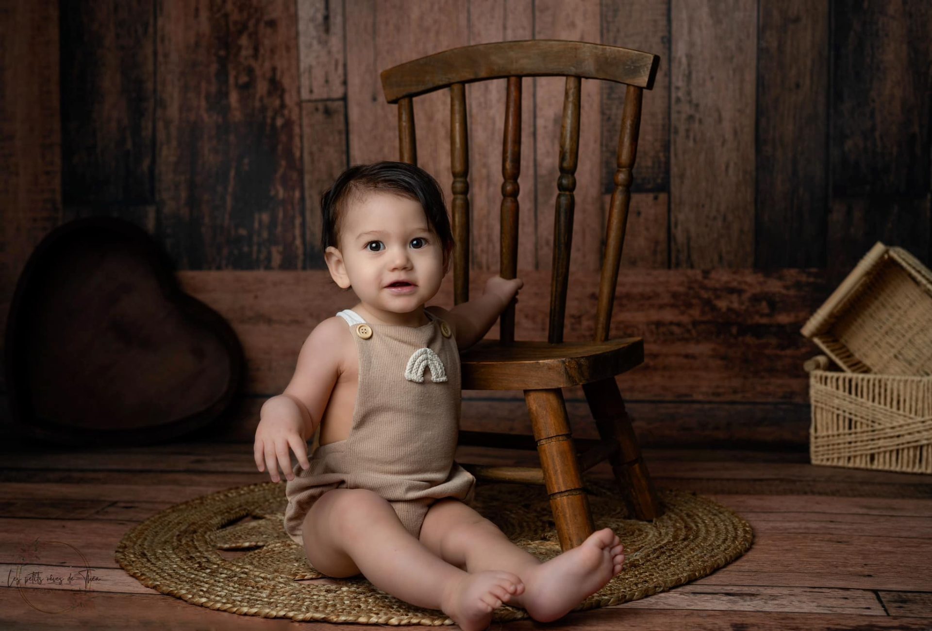 enfant accroché à une chaise