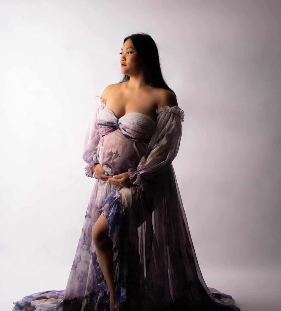 femme et robe florale créatrice