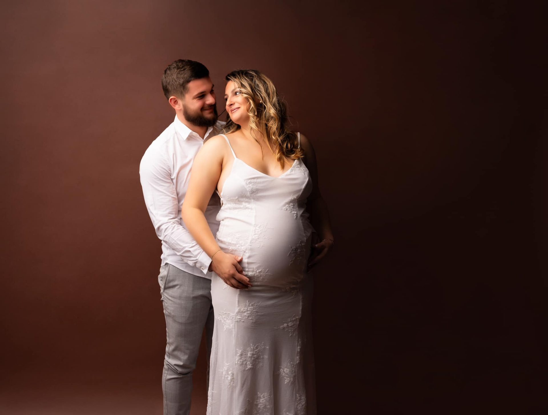 shooting photo couple sur fond marron
