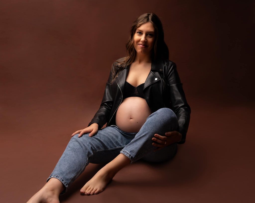femme enceinte avec veste en cuir