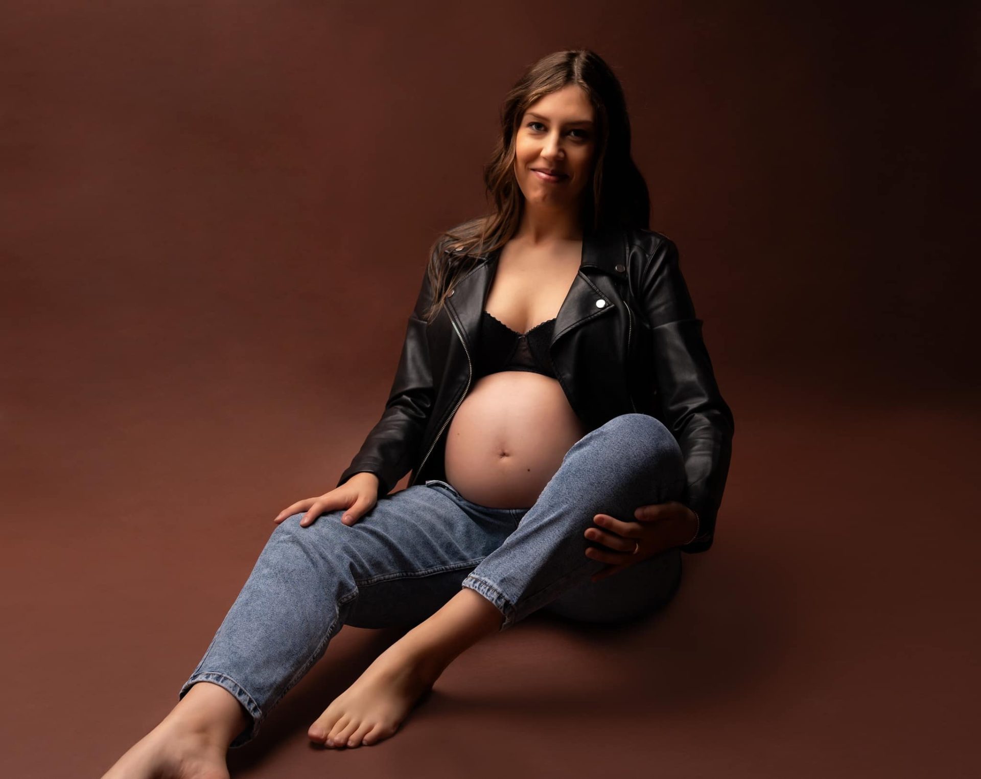 femme enceinte avec veste en cuir