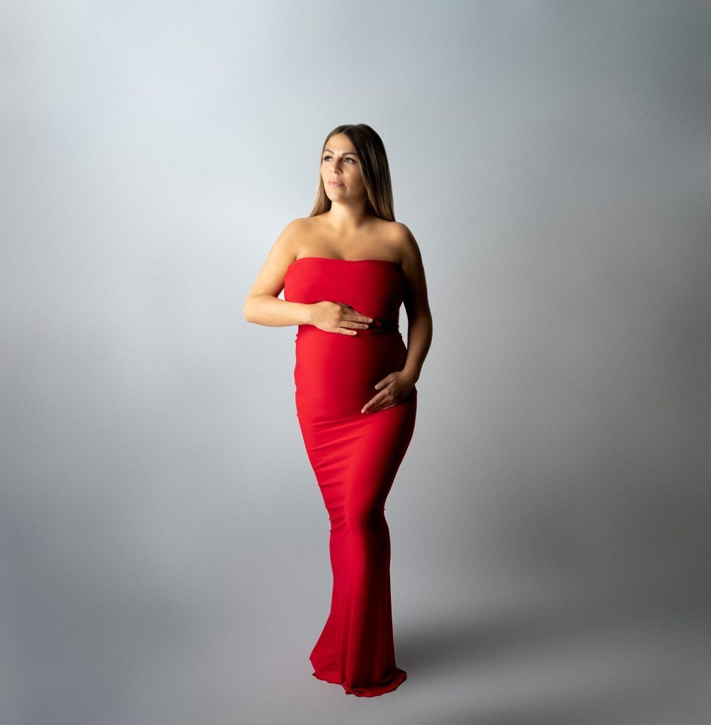 femme avec robe rouge