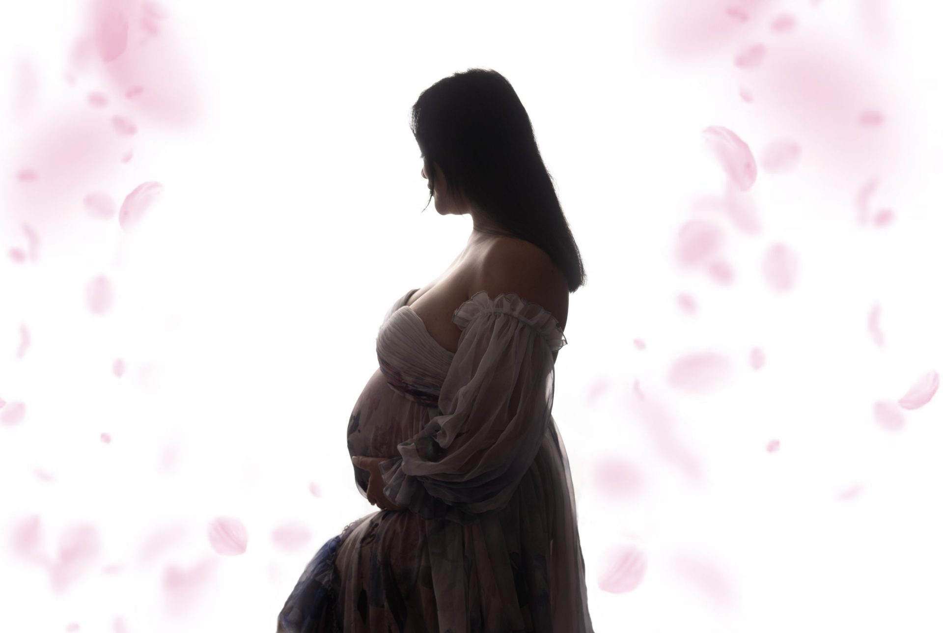 femme enceinte avec pétales de fleurs