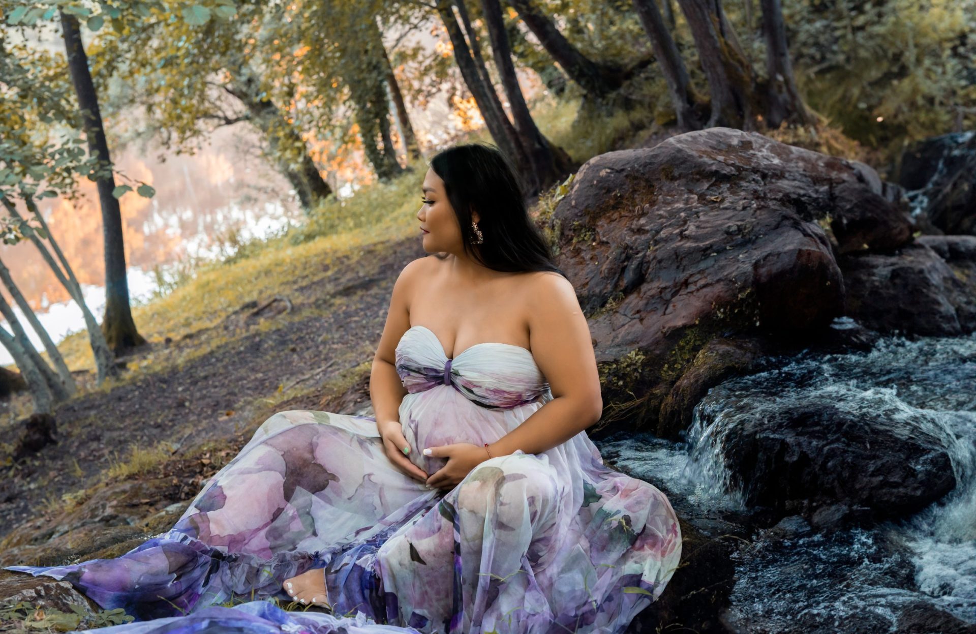 femme à côté d'un cours d'eau