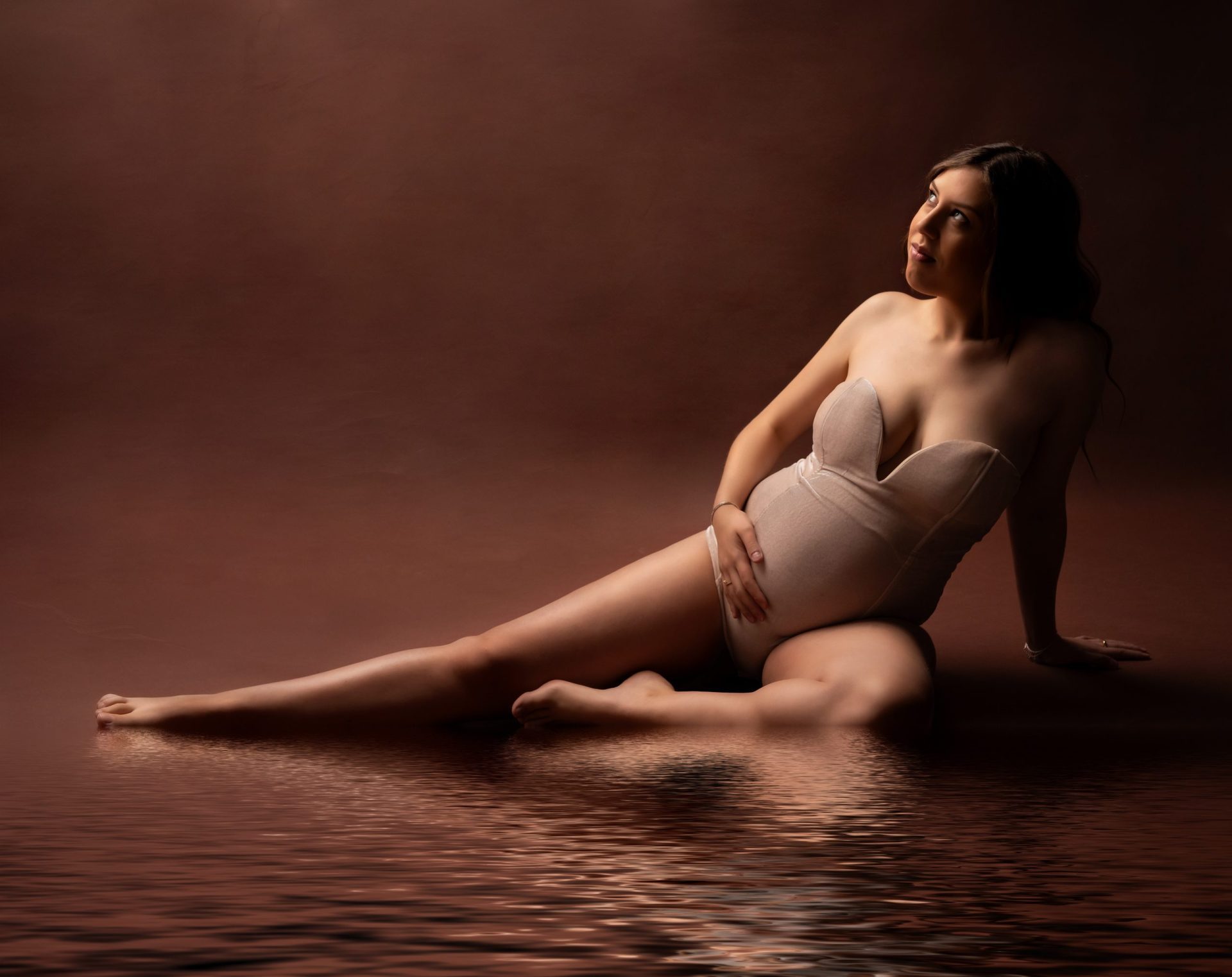 femme enceinte sur miroir d'eau