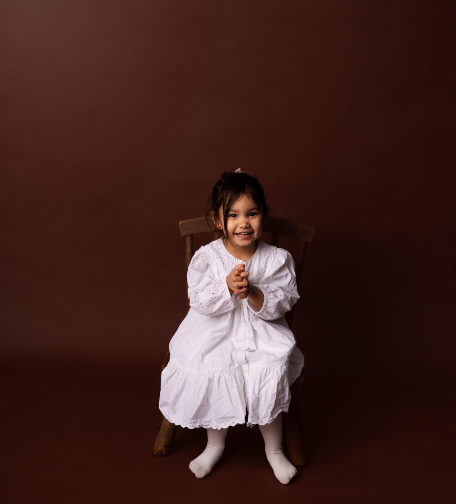 enfant sur chaise