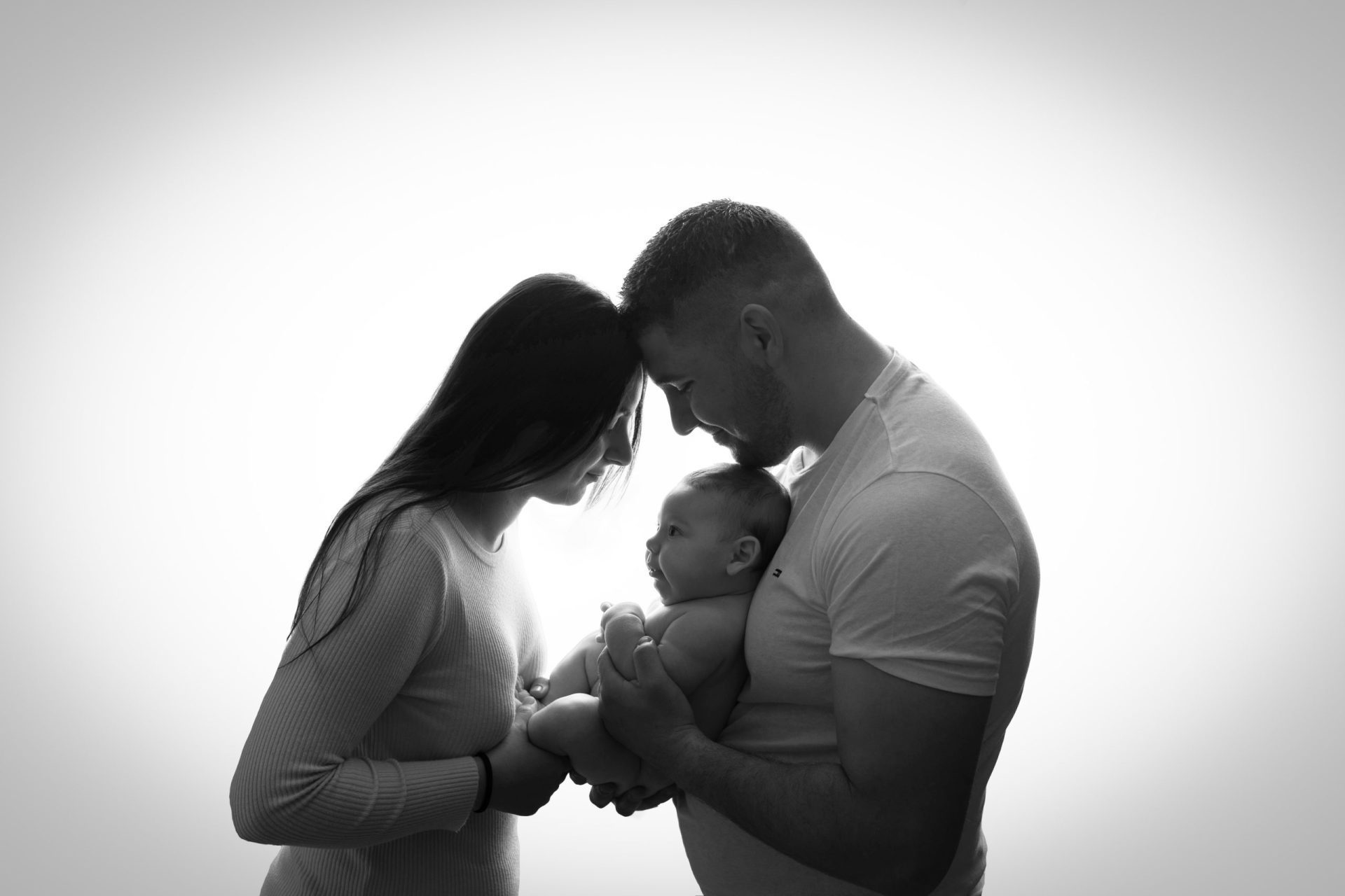 parents avec leur bébé noir et blanc