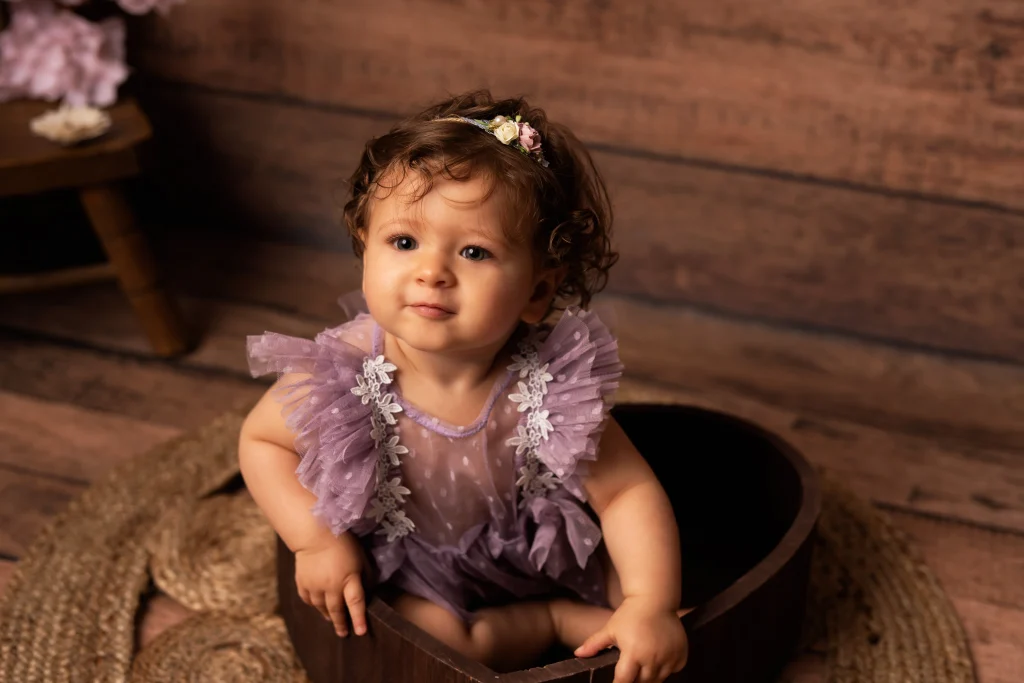 enfant avec une robe en fleur