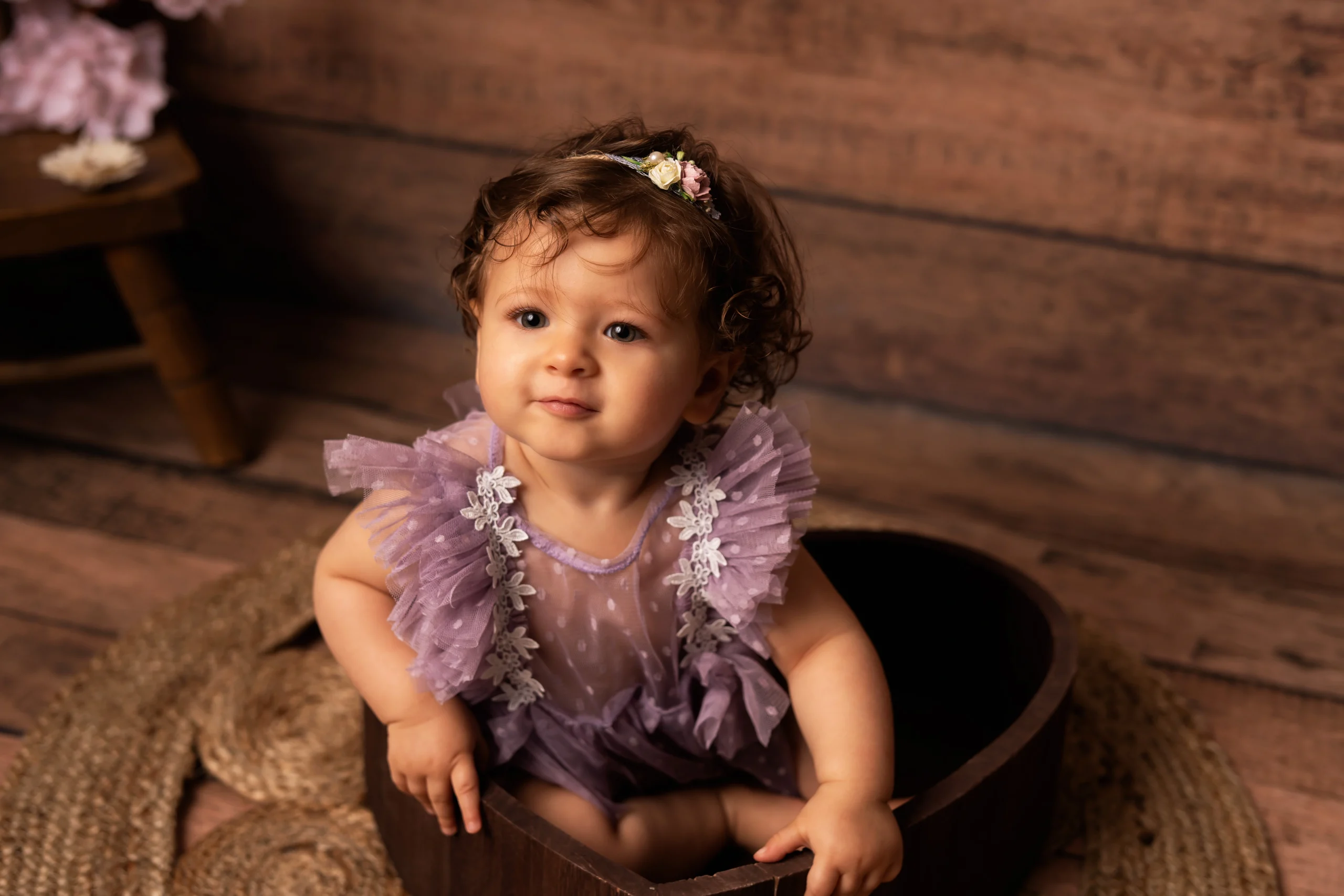enfant avec une robe en fleur