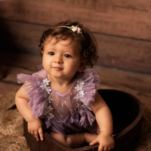 enfant avec une robe en fleur